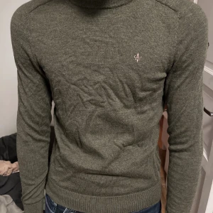 Grön 100%merinoulltröja från Morris.  - Säljer en tvärfet tröja från Morris egna hemsida. Använd extremt fåtal gånger och är som helt ny!  Har ni frågor är det bara att skriva/T