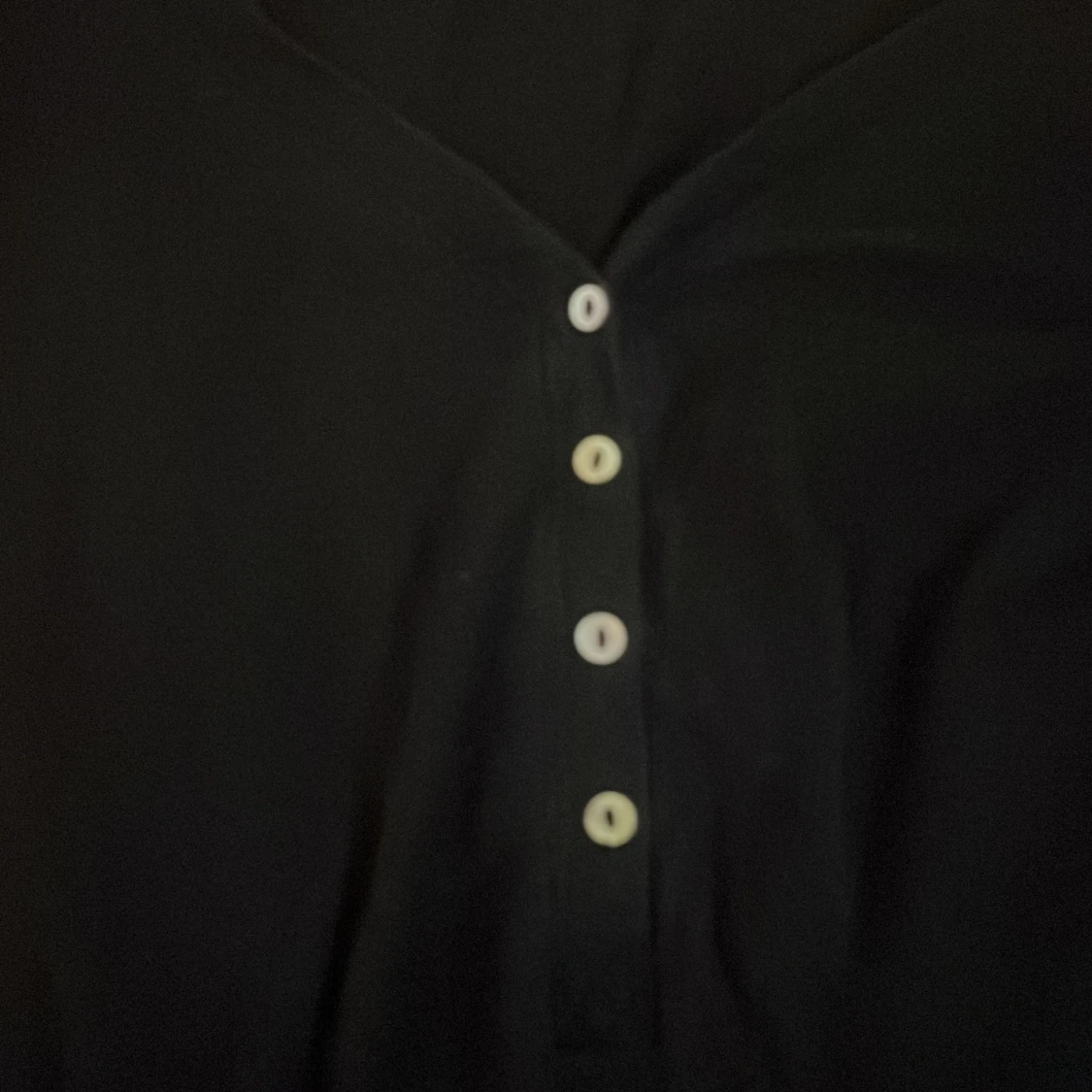 Svart långärmad topp med knappar - 1