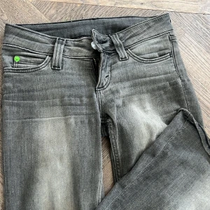 Weekday jeans - Jag säljer mina weekday jeans som är använda fåtalgånger❤️dom har inga skador eller så. Dom är i storlek 25/30, nypris är 400kr och jag säljer för 250 men pris går att diskutera vid snabb affär🥰💕