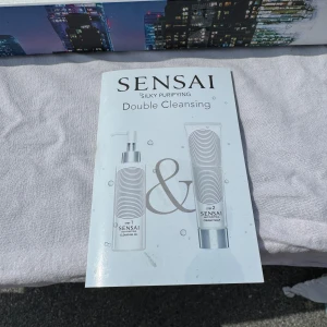 Sensai Silky Purifying Double Cleansing provkit - Ett provkit med Sensai Silky Purifying Double Cleansing som innehåller rengöringsolja och rengöringskräm. Perfekt för att testa en dubbelrengöringsrutin. Kommer i små tuber/förpackningar med elegant design i vitt och silver.