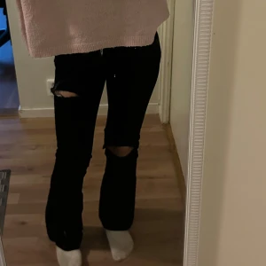 Svarta jeans med hål på knäna - Fina!!!