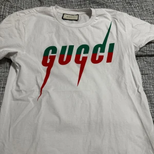 T-shirt  - Har en i vit och svart