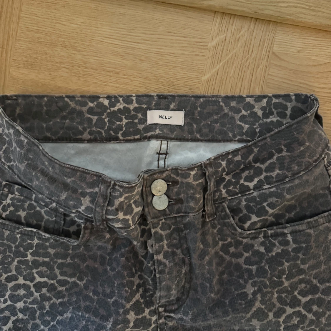 Grå leopardmönstrade jeansbyxor - 4