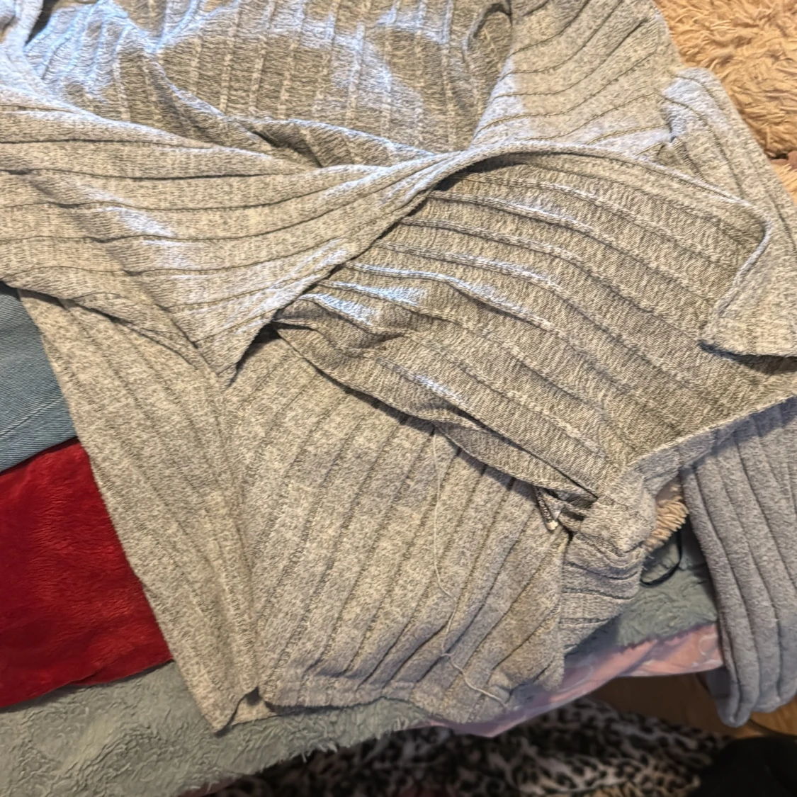 Grå omlottopp från SHEIN - 4