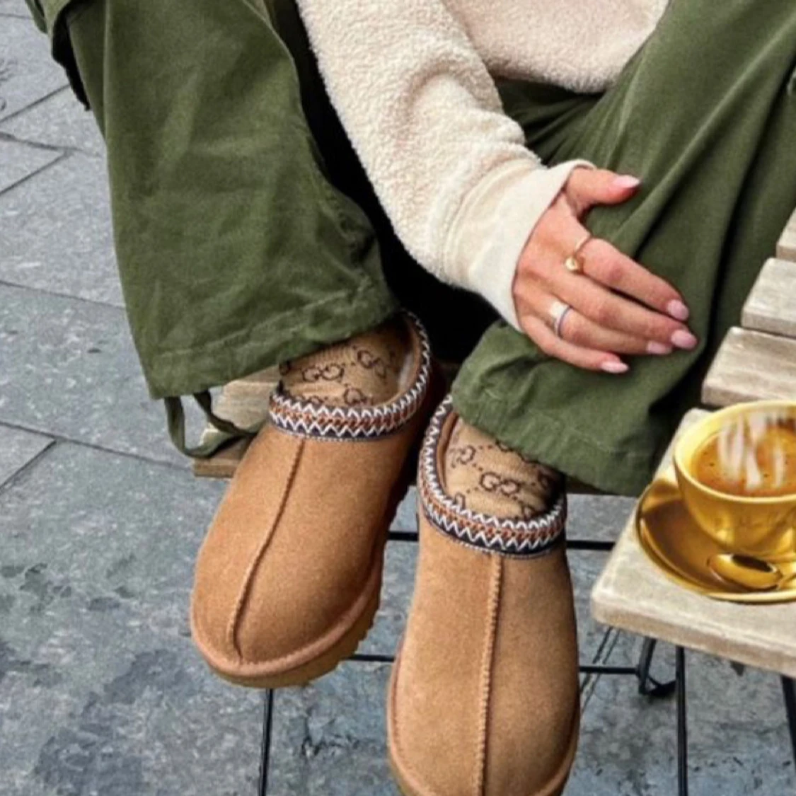 Beige fårskinnstofflor från UGG