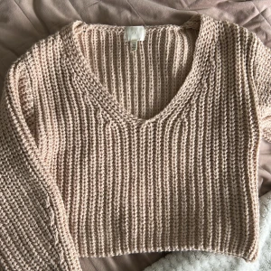 Kabelstickad tröja - En jättefin rosa kabelstickad tröja från H&M, perfekt nu till sommaren! Storlek XS. 