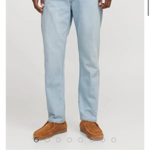 Jack&Jones jeans - Snygga jeans från Jack&Jones, modell: Loose/chris storlek: 32/32. Knappt använda! Hör av er vid frågor🥰 (Orginal pris 800kr)