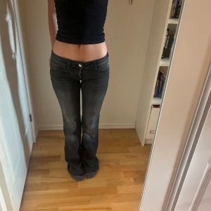 Cheap Monday jeans - Lågmidjade, utsvängda mörkgrå/svarta jeans. Supersnygga och bekväma. Storlek 27/32