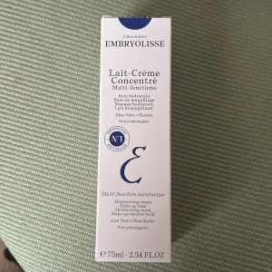 Embryolisse Lait-Crème Concentré 75ml - Embryolisse Lait-Crème Concentré är en multifunktionell fuktighetskräm med aloe vera och sheasmör. Kan användas som dagkräm, primer, återfuktande mask eller makeupborttagning. Helt ny oöppnad förpackning. 75 ml.