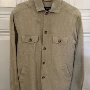 Eton linne overshirt - Sjukt snygg overshirt i linne från märket Eton, väldigt fint skick. Nypris 4000kr. Storlek XS men motsvarar en S / 46