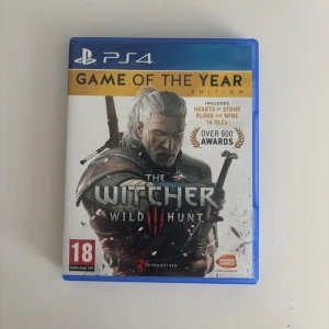 The Witcher 3: Wild Hunt - Game of the Year Edition - Ett episkt äventyrsspel där du spelar som Geralt, en monsterjägare i en öppen fantasyvärld. Innehåller alla expansioner och över 800 utmärkelser. Perfekt för dig som gillar action, fantasy och spännande berättelser.
