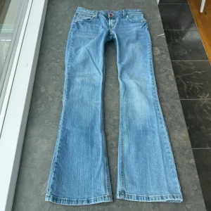 Lågmidjade jeans y2k - Så snygga jeans! Midjemått tvärsöver: 39cm Midjehöjd: 20cm Inerbens längd: 78cm💕