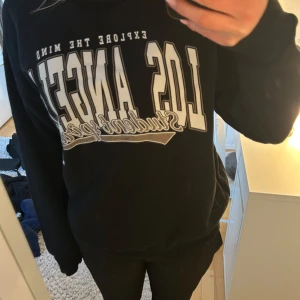 Svart sweatshirt med tryck - Svart sweatshirt med tryck från pull&bear 💗 säljer då den inte används 