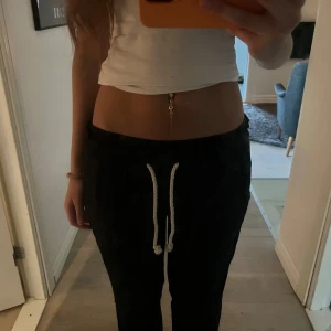 Roxy svarta linnebyxor - Säljer ett par svarta linnebyxor från Roxy i storlek S. Tyvärr blivit för korta för mig som är 171, men jätte fint skick och knappt använda! Pris kan diskuteras, nypriset var 599kr + frakt från Amazon 💕