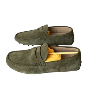 Tod’s loafers  - Tod’s epsadrillas, mocka. Färg Khaki gröna. Helt nya med box och dustbag. Nya säsongen, nypris 7500kr. Vårat pris 2790kr! Finns att köpa på våran hemsida, Fashionels.com 