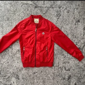 Röd windbreaker från Moncler - Säljer denna moncler jackan. Skick 9/10 lite skavanker på cartoonen. Ganska tunn vilket är bra nu inför sommarkvällar. QR koden för in dig på moncler hemsidan. Nypris på denna ligger runt 5,5 tusen. OBS lite äldre model. Kom med frågor👌
