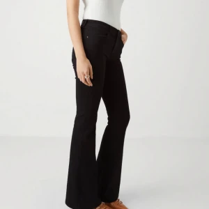 Svarta bootcut Only - Slutsålda svarta jeans från only, bra skick💕