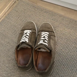 Olivgröna Christian Louboutin  - Säljer dessa loubs eftersom dom ör lite stora på mig och jag vill testa något nytt.