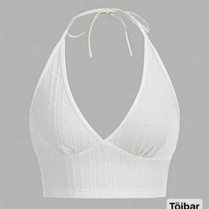 Vit croppad linnetopp med knyt - Säljer en vit croppad linnetopp med halterneck och knyt i nacken. Använder den inte alls ofta så lika bra o sälja den💕