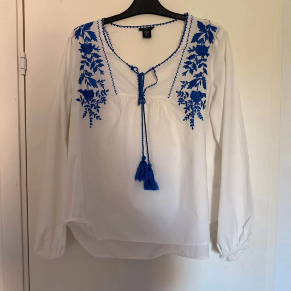 Vit broderad blus från Lindex 