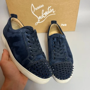 Christian Louboutin skor - Christian Louboutin skor i navy | Storlek 42 men passar även 43 | Allt og tillkommer | Vid frågor är det bara att höra av sig🤗
