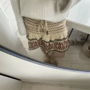 Beige Zara kjol - Supersöt beige kortkjol från Zara som köptes för ett år sen, den är inte använd bara testad❣️❣️ pris kan diskuteras!