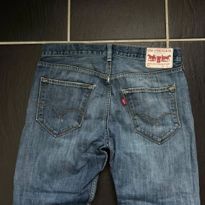 Levi's blå jeansbyxor W32 L32 - Klassiska blå jeans från Levi's. Billigt!