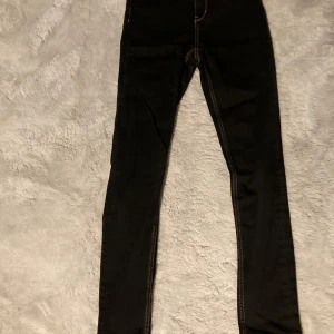 Svarta super skinny jeans från Esmara - Svarta super skinny jeans från Esmara med hög midja och kontrastsömmar. Klassisk femficksmodell och tajt passform hela vägen ner. Perfekta för dig som gillar en slimmad siluett och vill ha ett par riktigt tajta jeans.