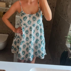 Söt sommarklänning - Kort känning sååå söt. Passar xs-m💕