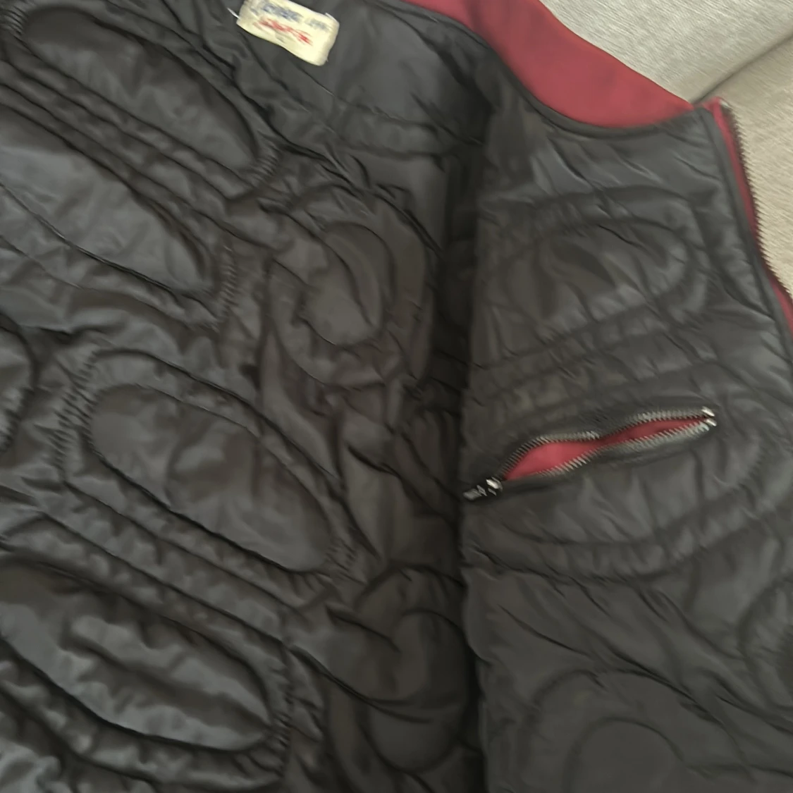 Vinröd bomberjacka från Crocker - 4