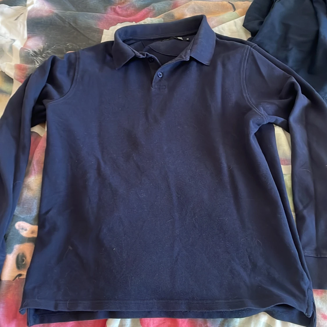 Mörkblå långärmad pikétröja