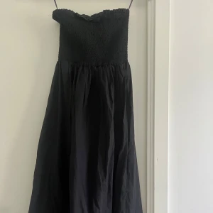 Off-shoulder klänning - Säljer en svart off-shoulder långklänning från BikBok. Väldigt bra skick och knappt använd. Perfekt för sommaren🖤Klänningen är storlek XS men passar S också!