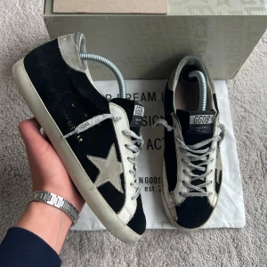 Golden goose - Säljer nu dessa golden goose skor i storlek 42 skick 8,5/10 Nypris ligger runt 5500kr men mitt pris är endast 2599kr | Ingår box,dustbag,kort  Skorna ska va smutsiga Fraktar spårbart med PostNord