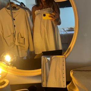 Vit kortklänning - Säljer en söt vit axelbandsklänning med rynkad överdel och lös passform. Perfekt för varma dagar!!🪽🪽