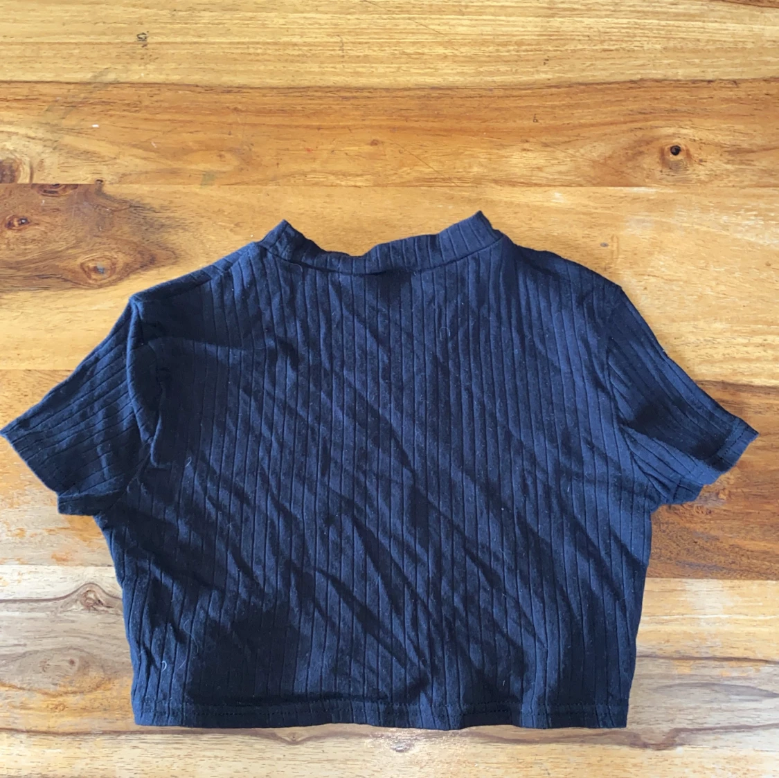 Svart croppad ribbad t-shirt med texten 'Angel' - 1