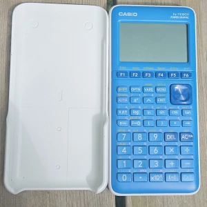Grafräknare CASIO fx-7400GII  - En avancerad grafritande miniräknare från Casio, perfekt för matematikstudier och tekniska ämnen. Den har en stor display, många funktioner och är idealisk för gymnasie- och universitetsstudenter. Använd 1 gång. Ingår kartong och skal. Nypris 599:-