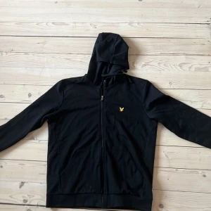Lyle & scott tränings/mys set  - Säljer ett set med hoodie och byxor för träning eller mys från Lyle and scott. Endast testad en gång. Byxorna är storlek M och Tröjan är L, kan säljas separat. Vid frågor eller fler bilder skicka ett meddelande!