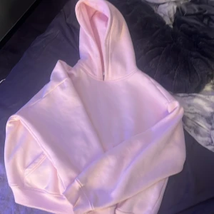 Rosa hoodie  - Bra skick nästan aldrig använd, Storlek M, perfekt till kalla sommarkvällar