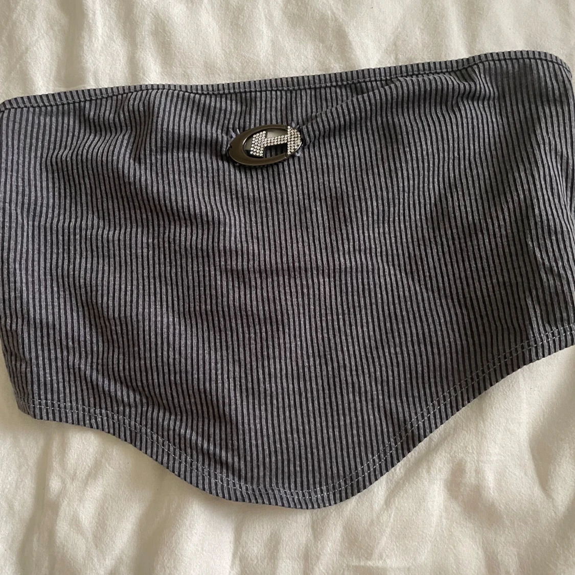 Grå randig crop top med glittrigt spänne