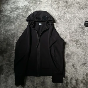 Hoodie från C.P. Company - Säljer en svart hoodiejacka från C.P. Company. Nypris 2800. Ska kolla om jag kan hitta kvitto också.