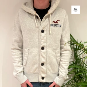 Hollister cardigan  - Hollister cardigan köpt tidigare här på plick | Skick: 9/10 | Size - M | Pris - 349kr | Fraktar via postnord eller instabox på köparens bekostnad | Hör av dig vid minsta fråga eller fundering! / TAresell