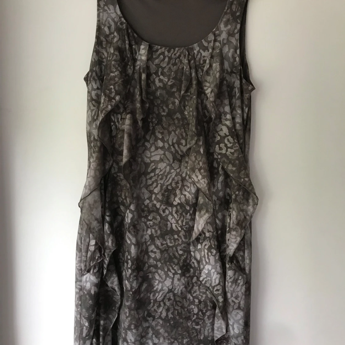 Gråmönstrad ärmlös klänning