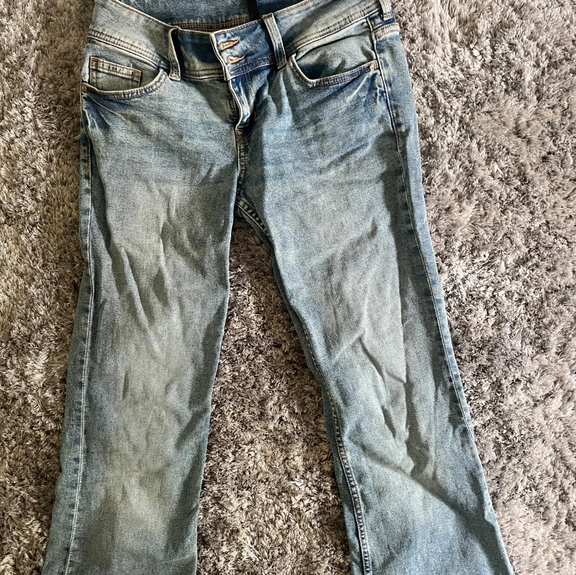 Low waist bootcut jeans med broderade fickor  - 2