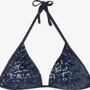 !!INTRESSEKOLL!! Blå calzedonia bikini - INTRESSEKOLL!! Andra bilden lånad. Snygg mörkblå bikini med glittriga paljetter. Överdelen är trekantsmodell med knyt i nacken och ryggen. Underdelen har knyt i sidorna för justerbar passform. Har klippt bort lapparna men tror överdelen är 70-75 B och underdelen S, eftersom de är shysterbara kan den passa både större och mindre. Använd sparsamt