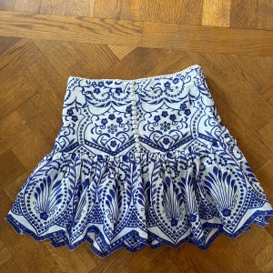Blå volangkjol zara - Säljer denna slutsålda volangkjol från Zara, använd fåtal gånger och inga defekter. Skriv om ni har  frågor!