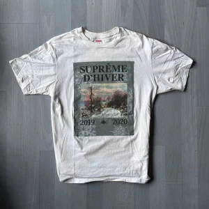 Supreme FW19 D’Hiver T-Shirt - White - Sällsynt vit T-Shirt från Supreme med unikt tryck. Storlek M. Tveka inte, hör av er vid funderingar.😇