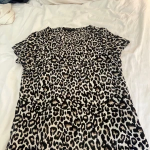 Leopardmönstrad t-shirt - Säljer en kortärmad blusaktig/thsirt från Vero Moda i leopardmönster. Stor i storlek passar även s-m. Tillverkad i ett mjukt material som känns fladdrigt och skönt. Sparsamt använd pris diskuteras efter fråga!😇