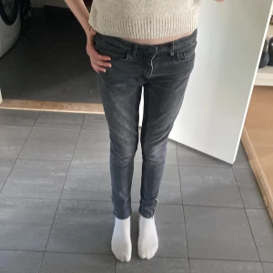 Svarta skinny jeans med dragkedja vid fotleden. - Säljer ett par svarta skinny jeans med dragkedja vid bensluten. Jeansen har klassisk femficksdesign och normalhög midja. Snygga till vardags och passar till det mesta. Perfekta om du gillar en tight passform!