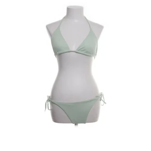 Turkos bikini - En turkos bikini som jag köpte på Sellpy, lapp med märke och strl saknas men skulle säga S❤️Jag har aldrig använt den då den ej passar mig