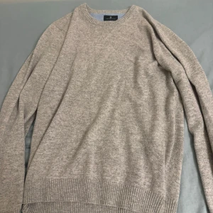 Hansen & Jacob 100% Kashmir  - OBS!!! Priset är ej hugget i sten. I princip sprillans ny använd 3 gånger i storlek M men är på den slimmade sidan så kan passa någon som bär S också, ny pris på denna är 3500kr. I 100% Kashmir för mer frågor eller bilder är det bara att skriva 